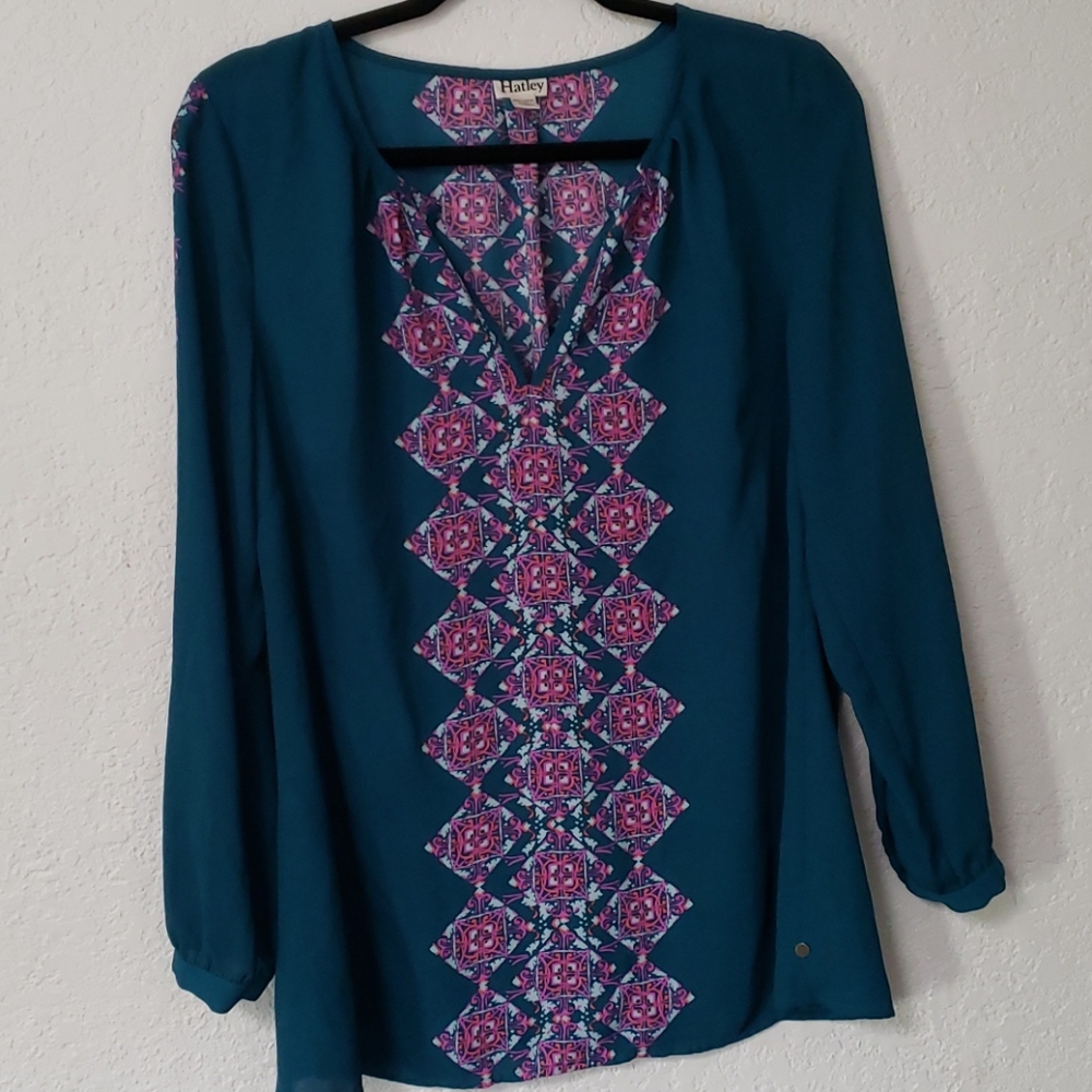 Medium long sleeved top